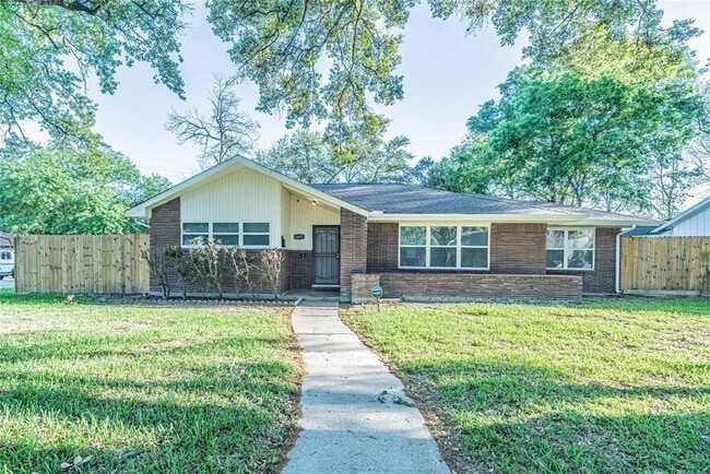 Building Photo - 6003 De Moss Dr