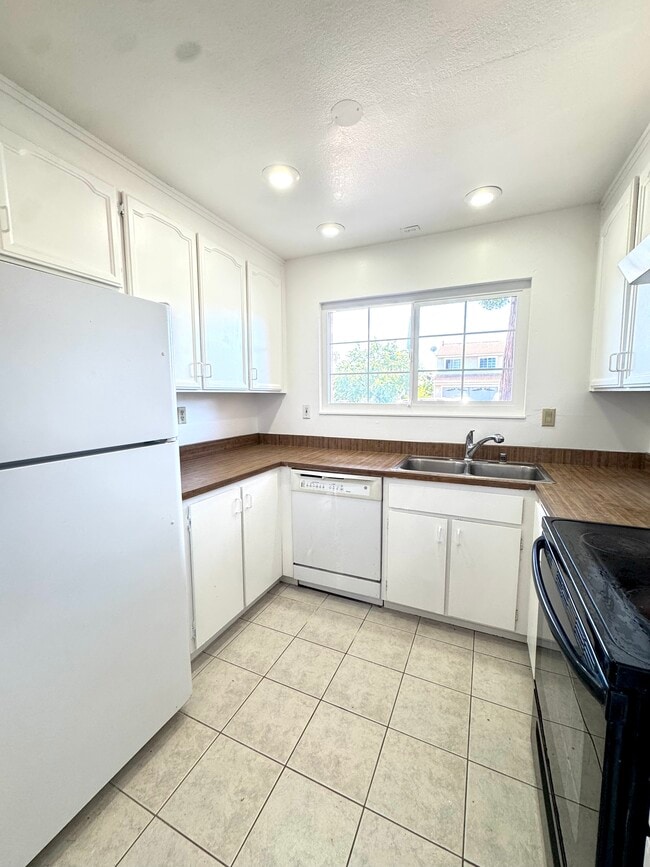 Photo - 2412 Sequoia Dr