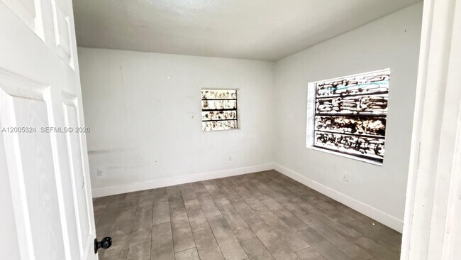 301 NW 37th St
