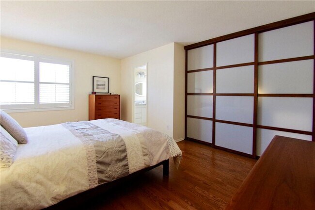 Photo - 732 Mooney's Bay Pl