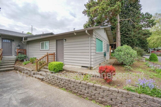 Photo - 609 W McLoughlin Blvd