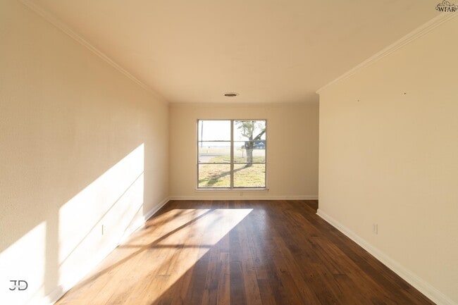 Photo - 674 Bell Rd S