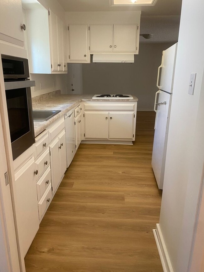 Photo - 1562 Oakroyal Dr