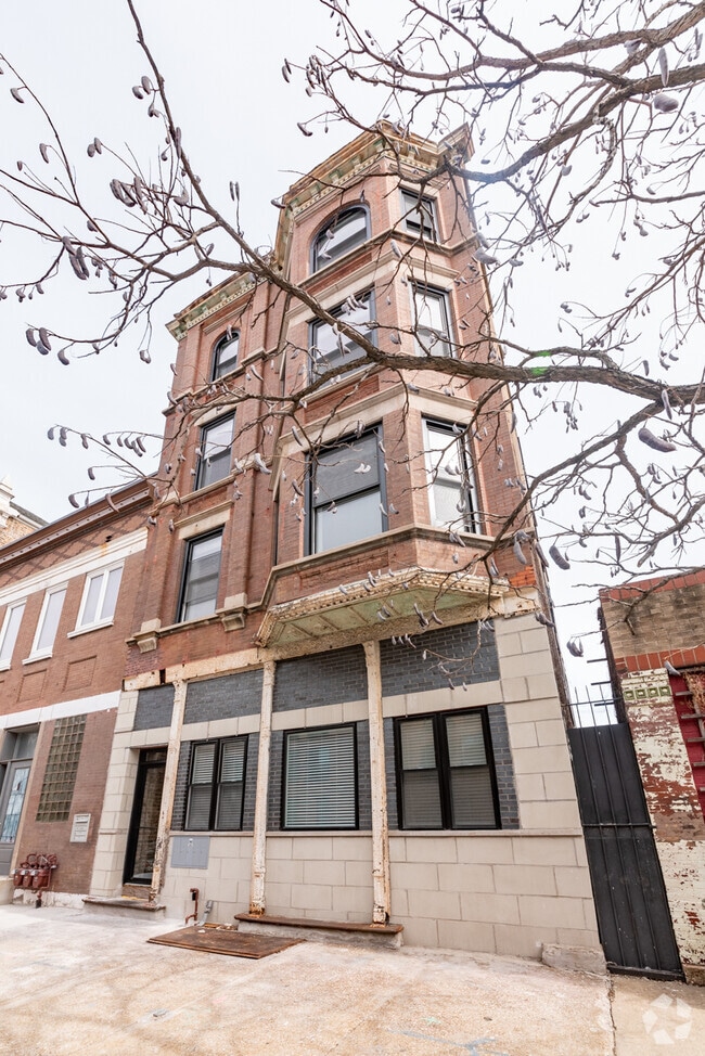 Building Photo - 1907 S Racine Ave Rental
