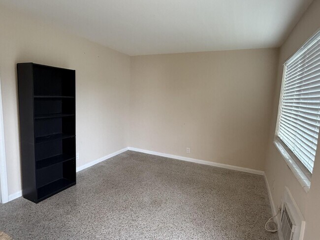 Photo - 1118 N H St Unit 7