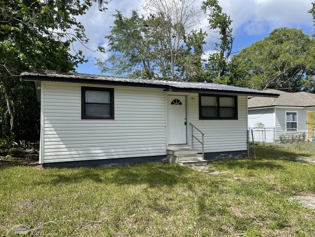 Building Photo - 5435 Amazon Ave