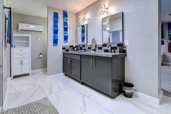 Photo - 121 W Balboa Dr