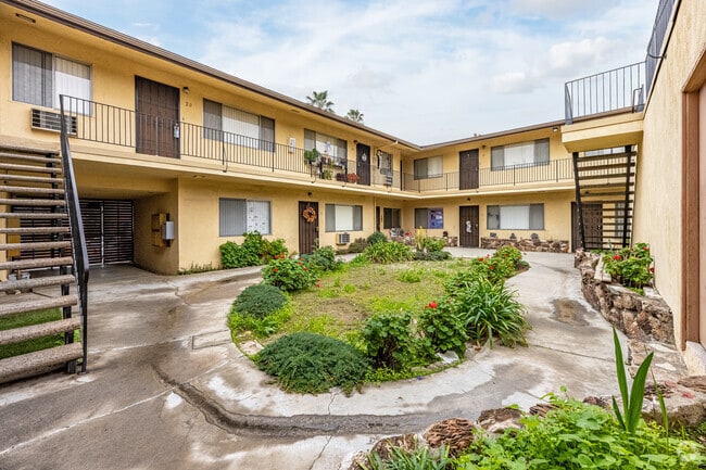 Courtyard - Bright Manor