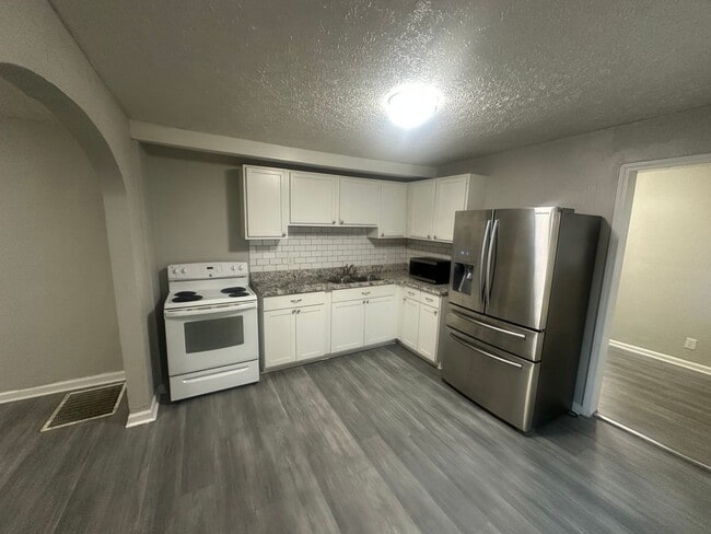 Photo - 642 Congress Ave