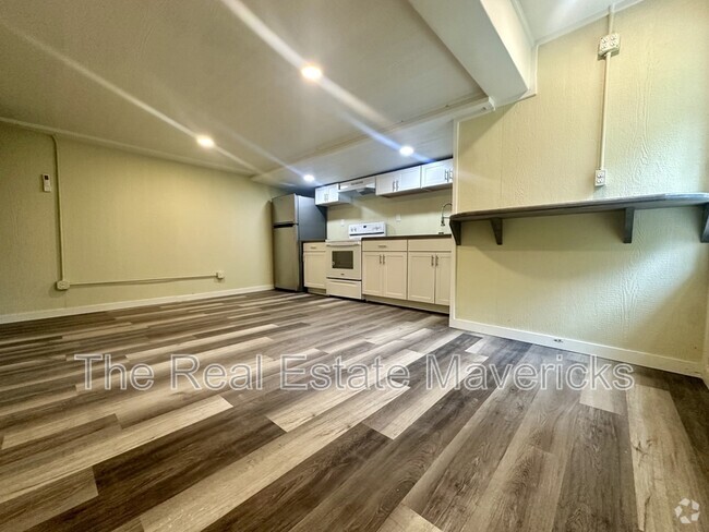 Building Photo - 5640 U.S. 41 Rental