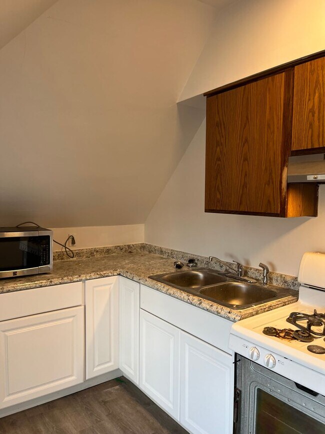 Photo - 1034 Chelton Ave Unit 3rd Floor