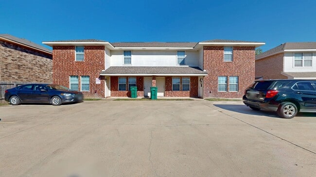 Building Photo - 2 BEDROOMS TOWNHOUSE STYLE WITH NEW STAINL...