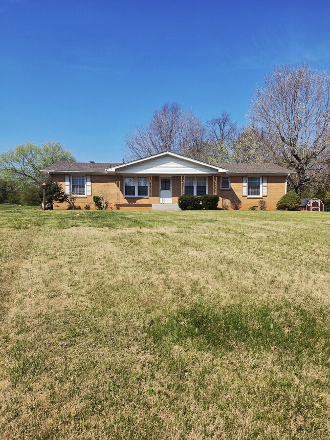 Cozy 3BR + Den, 1BA Home with Detached Garage - Cozy 3BR + Den, 1BA Home with Detached Garage