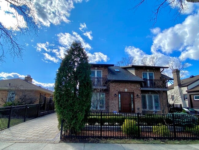 Building Photo - 1052 Margret St