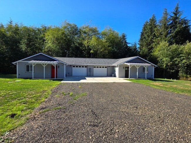 Building Photo - 13-15 Brenton Ln