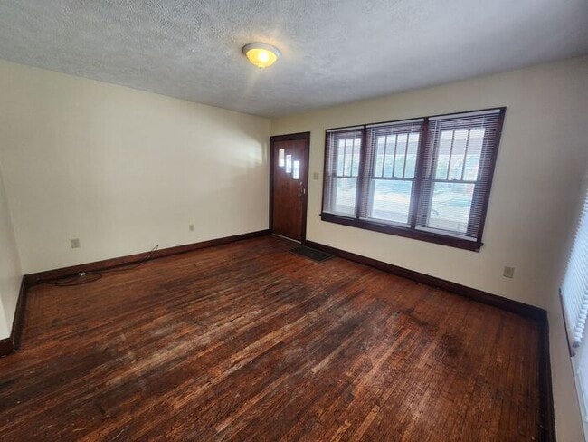 Photo - 2 Bedroom Home Near Union Hospital - Pets Welcome!