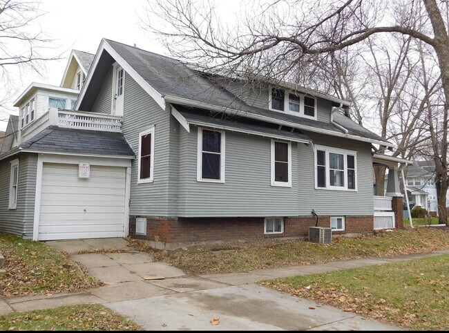Photo - 1841 Grande Ave SE