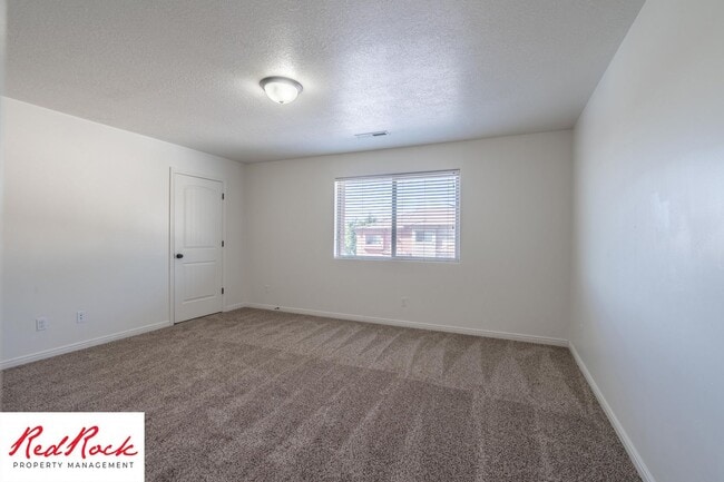 Photo - Charming 3 Bedroom Townhome with INTERNET INCLUDED & Dog-Friendly!