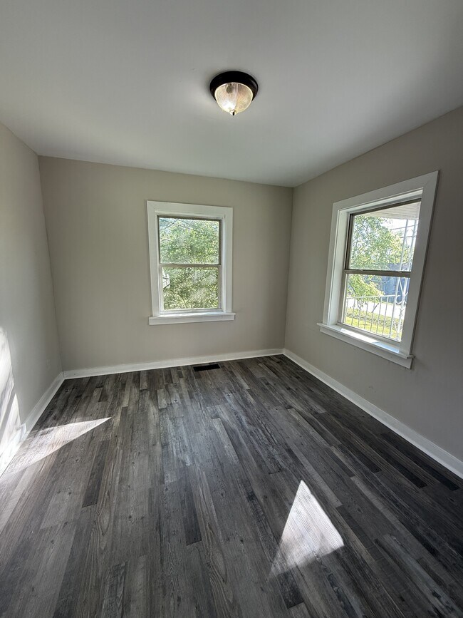 923 Woodward Rd