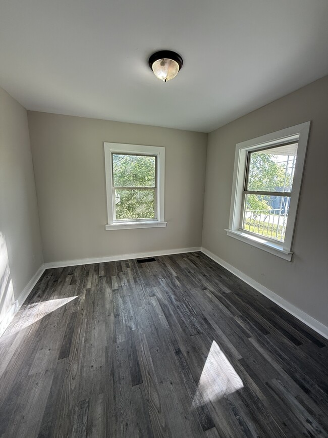 Photo - 923 Woodward Rd