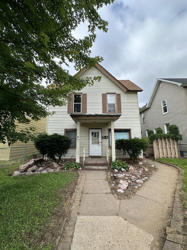 Exciting 4 Bed 1 Bath close to UWEC! - Exciting 4 Bed 1 Bath close to UWEC! Apartamento