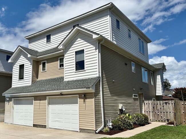 Building Photo - 3-Story Duplex in Chesapeake Beach! Ready ... Rental