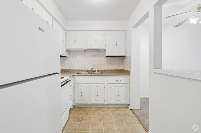 2BR, 1BA - 900SF - Kitchen