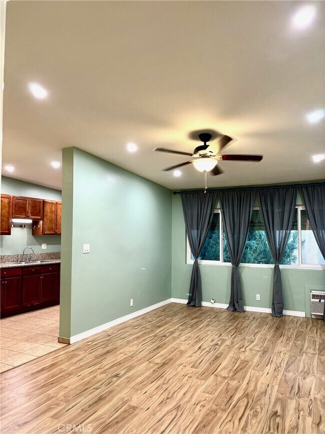 Photo - 7333 Bakman Ave