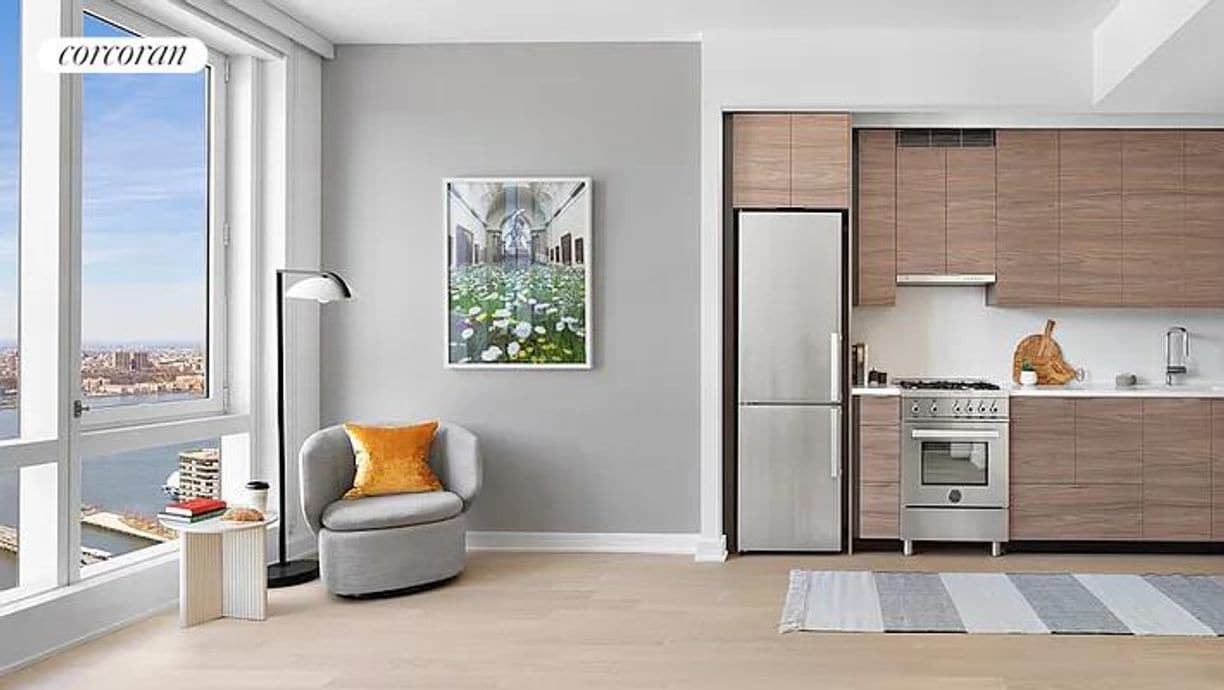 Photo - 555 W 38th St