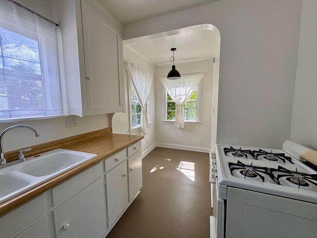 Building Photo - 2809-2821.5-28215 Rowena Ave Unit 2813  1/2