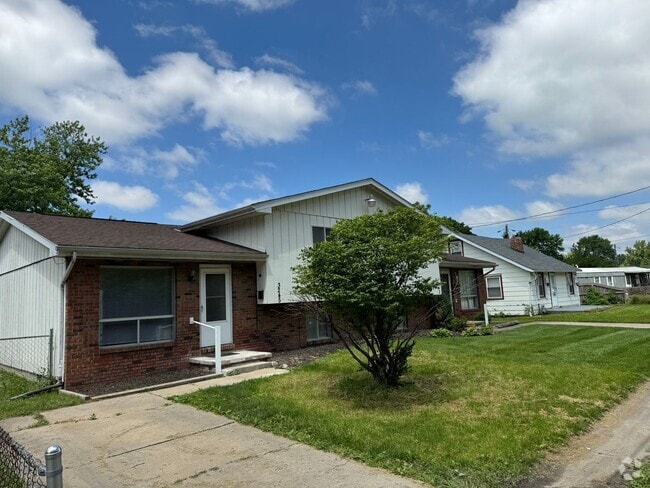 Building Photo - 3245 S Douglas Ave Unit 3245 S Douglas Ave Rental