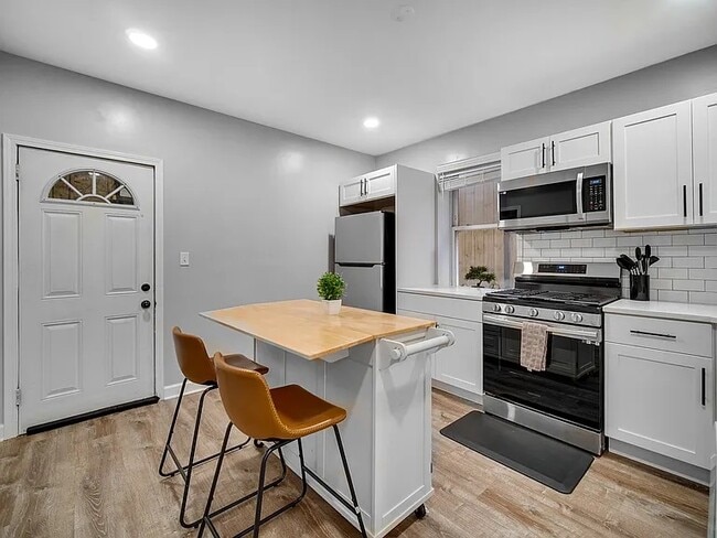 Photo - 3850 W Diversey Ave