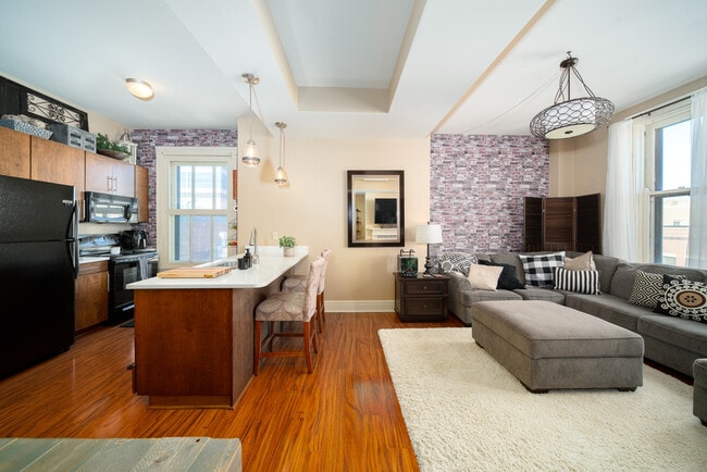 1 dormitorio, sala de estar y cocina - The Residences at Security National