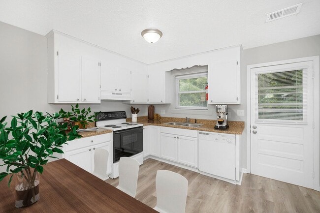 Photo - SH101-College Road Apartments (RCA)