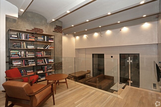 Building Photo - 112 E 36th St Rental