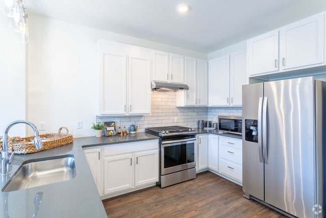 1BR,1BA,753SF