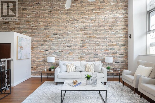 Photo - 1852 Queen St E Unité 201