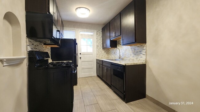Building Photo - ***Dogtown***One Bedroom, One Bath***In Unit 1032 - 1N