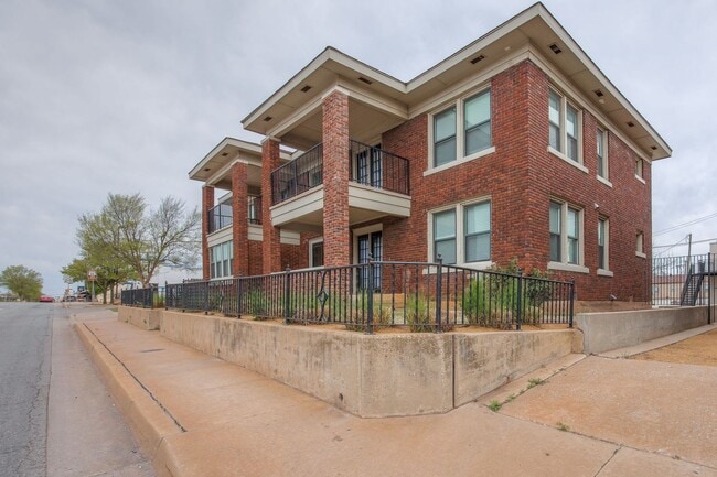 Building Photo - Welcome to this charmingly updated 2 Bedroom 1 Bathroom Bungalow Located in the Historic Jefferso...