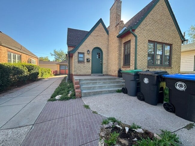 Building Photo - 2817 Pioneer Ave