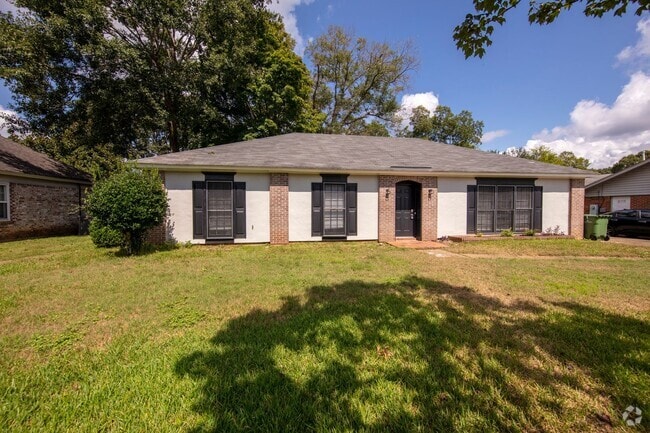 Building Photo - ** 4 bed 2 bath located in Dalraida close ... Rental