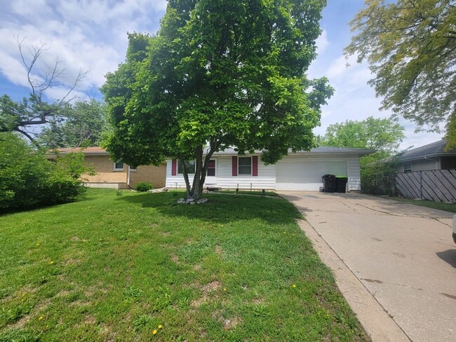 Building Photo - 3 +bedrooms /2 bath + Attached 2-car Garage Home -Available Now in Peoria!
