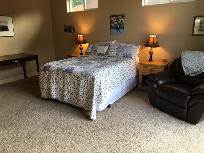 queen bed - 5348 W Hill Rd Unidad 5348