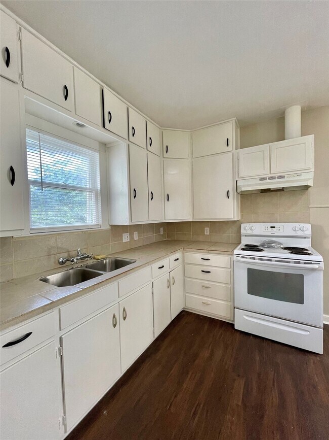 Photo - 813 Nursery St