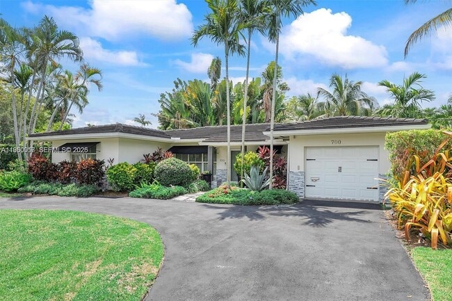 Building Photo - 700 Vilabella Ave