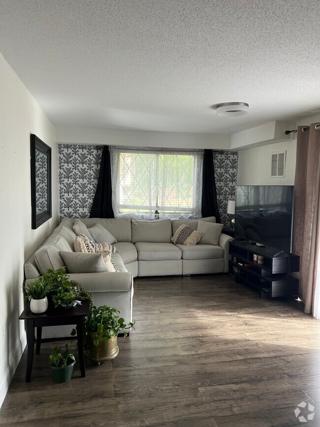 Building Photo - 4 Greenbriar Dr Unit 4-202 Rental