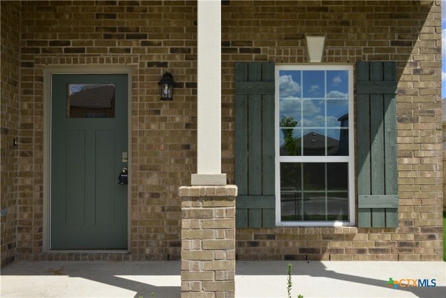 Photo - 741 Farmers Dell