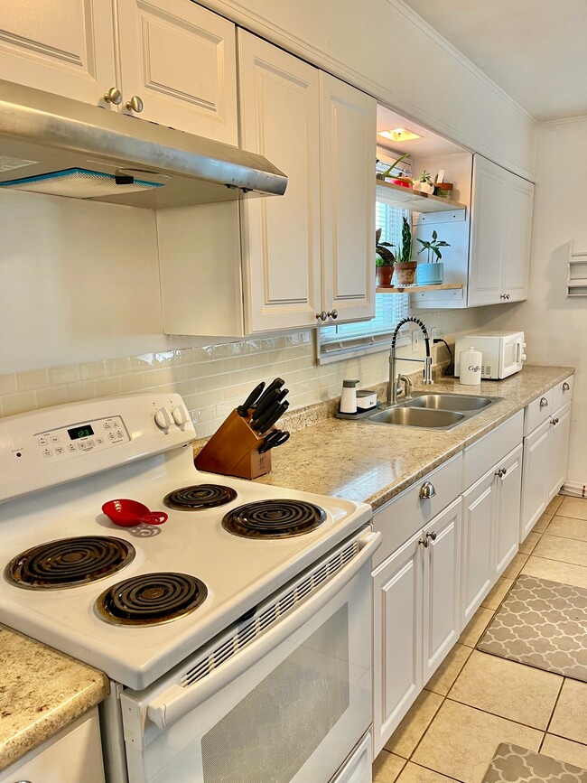 Photo - 549 W 13th St