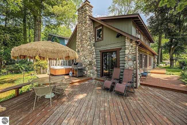 Photo - 843 N South Long Lake Rd