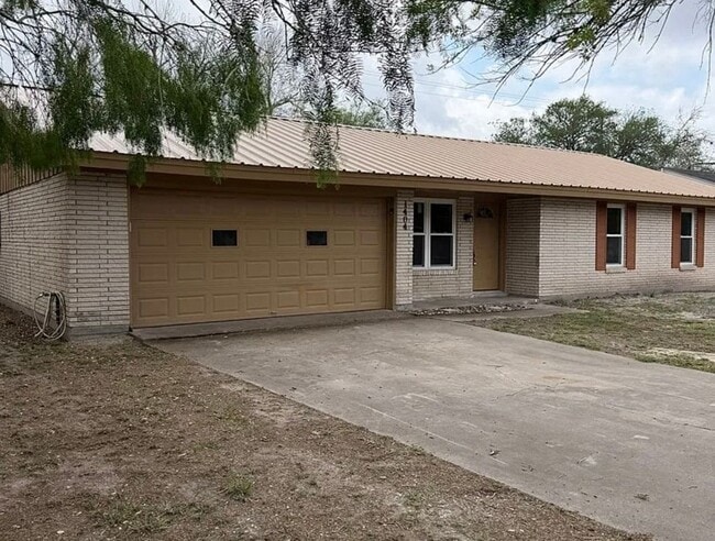 Building Photo - 1404 Yellowstone Dr